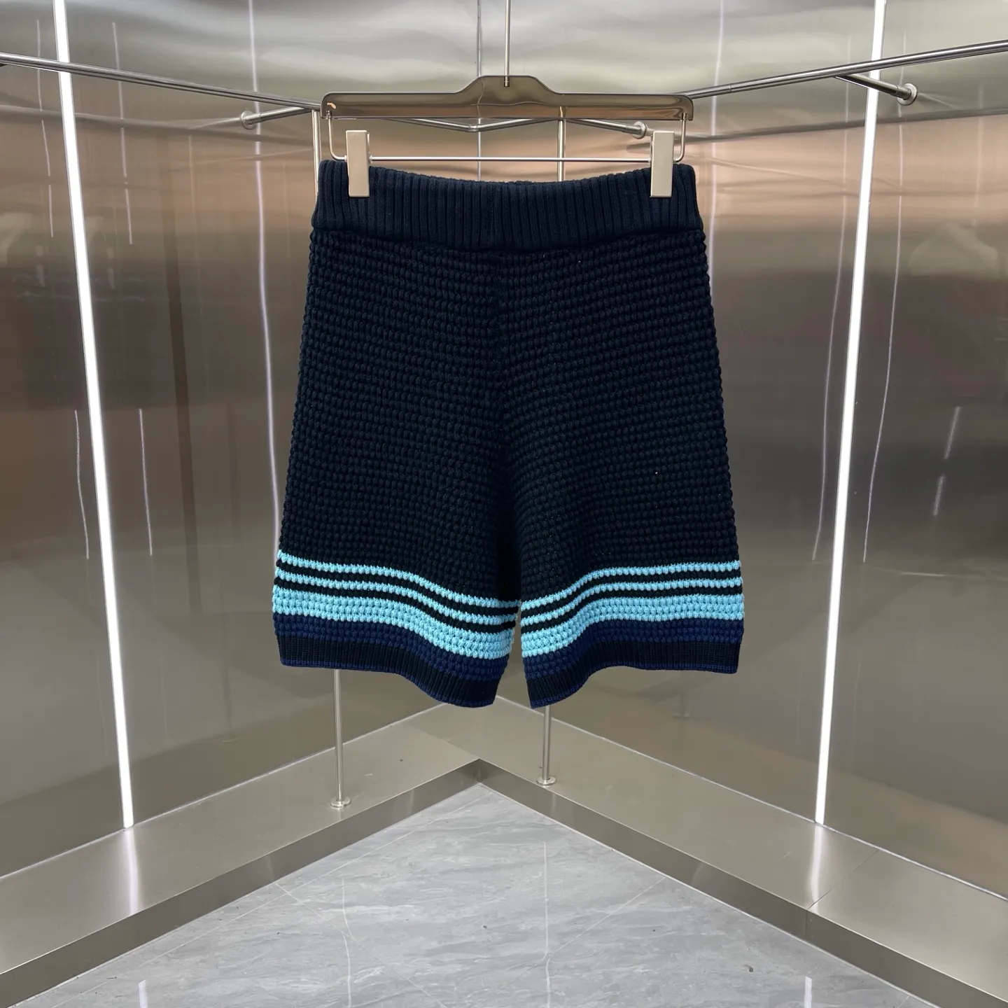 CASABLANCA Casablanca sweater suit (high version) Original development Comfortable upper body Imported equipment Original high-density embroidered seal Two-color splicing Hand-sewn cuffs + hem Made by domestic first-line brands Factory OEM workmanship Impeccable Sizes: S M L XL XXL